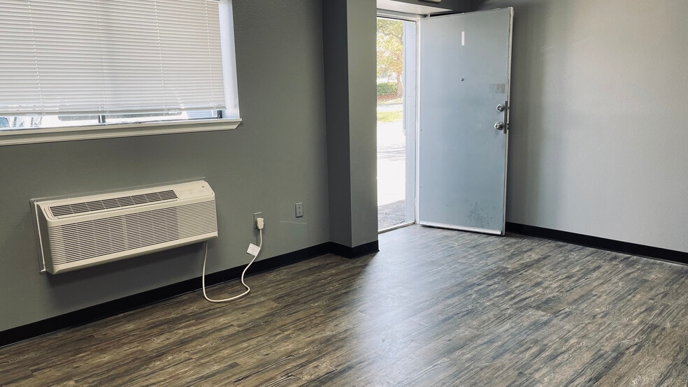 More Photos Of 2164 Platinum Rd, Apopka Light Distribution For Lease