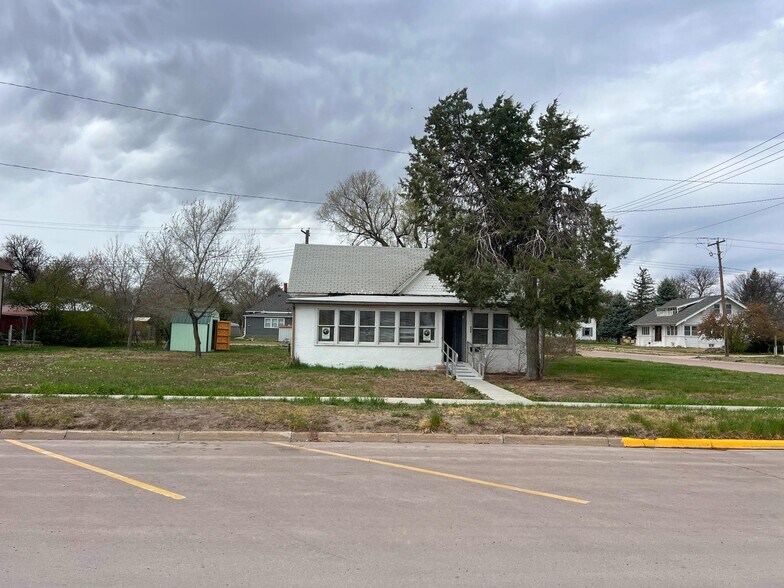 More Photos Of 332 N Main St, Gordon Flex For Sale