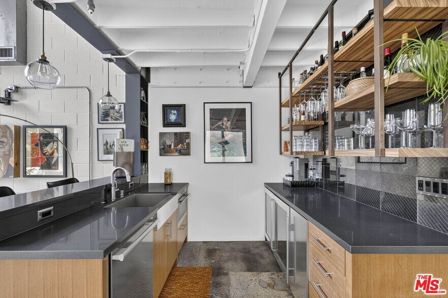 More Photos Of 2120 Narcissus Ct, Venice Office For Sale