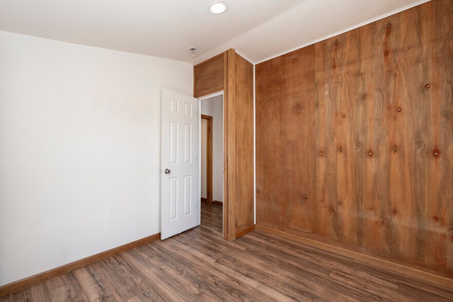 More Photos Of 695 Agate ave, Granby Flex For Sale