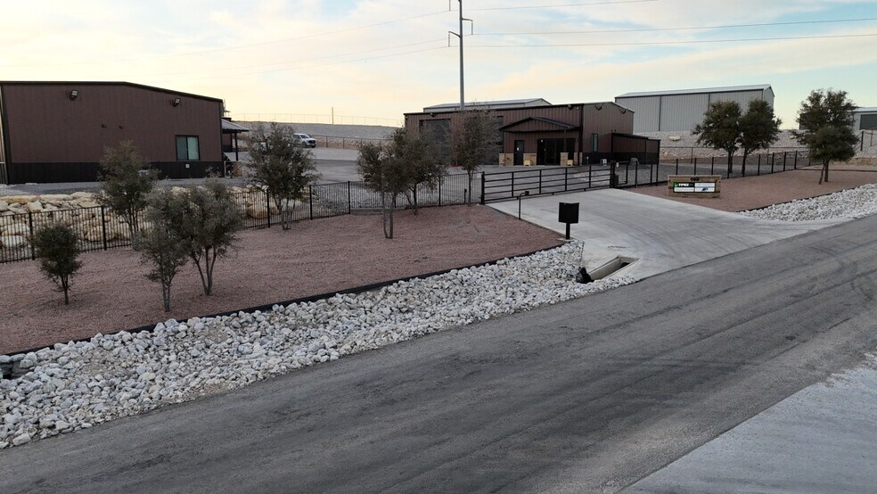 More Photos Of 109 Bennett Hills Dr, Weatherford Warehouse For Sale