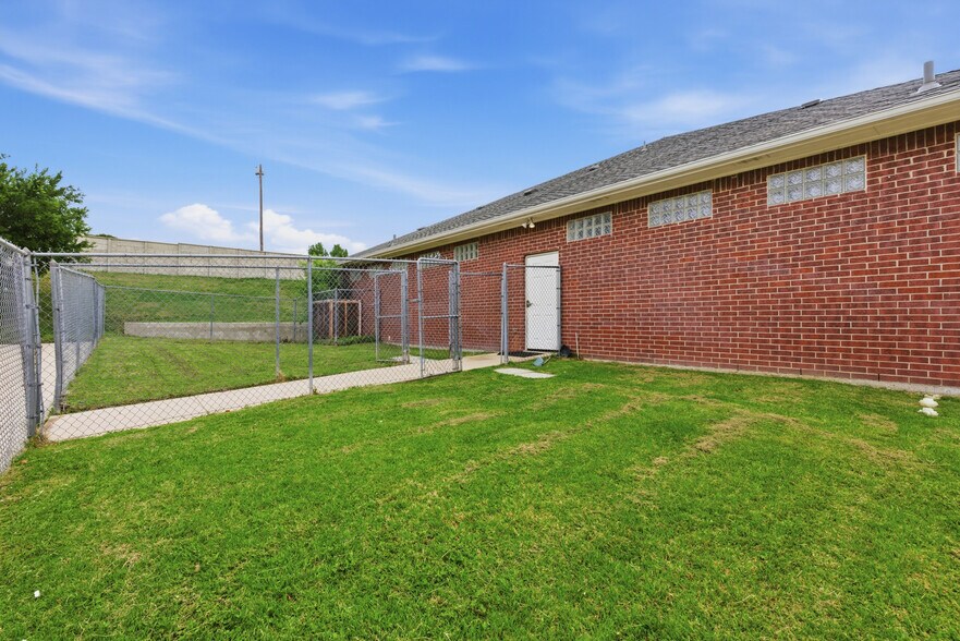 More Photos Of 1695 S State Highway 121, Lewisville Veterinarian Kennel For Sale