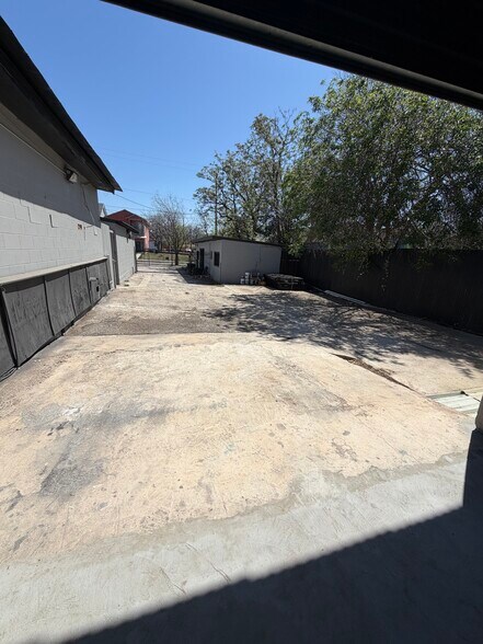 More Photos Of 1850 E Houston St, San Antonio Auto Repair For Lease