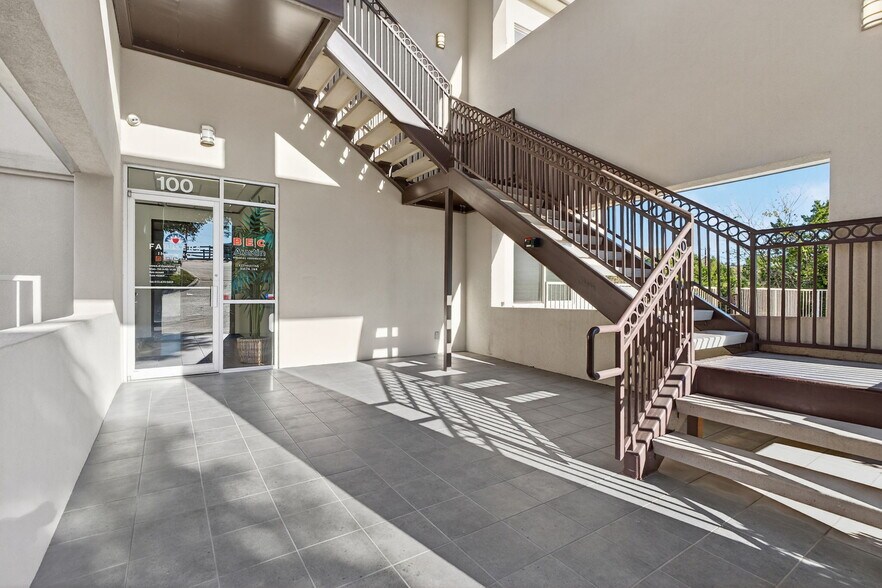 More Photos Of 8320 Bee Caves Rd, Austin Office For Sale