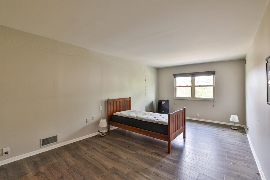 More Photos Of 2039 Madison Rd, Cincinnati Storefront Retail Office For Sale