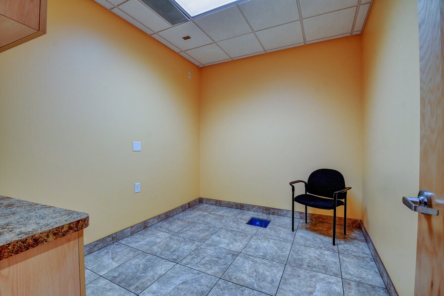 More Photos Of 15288 W Brookside Ln, Surprise Office For Lease
