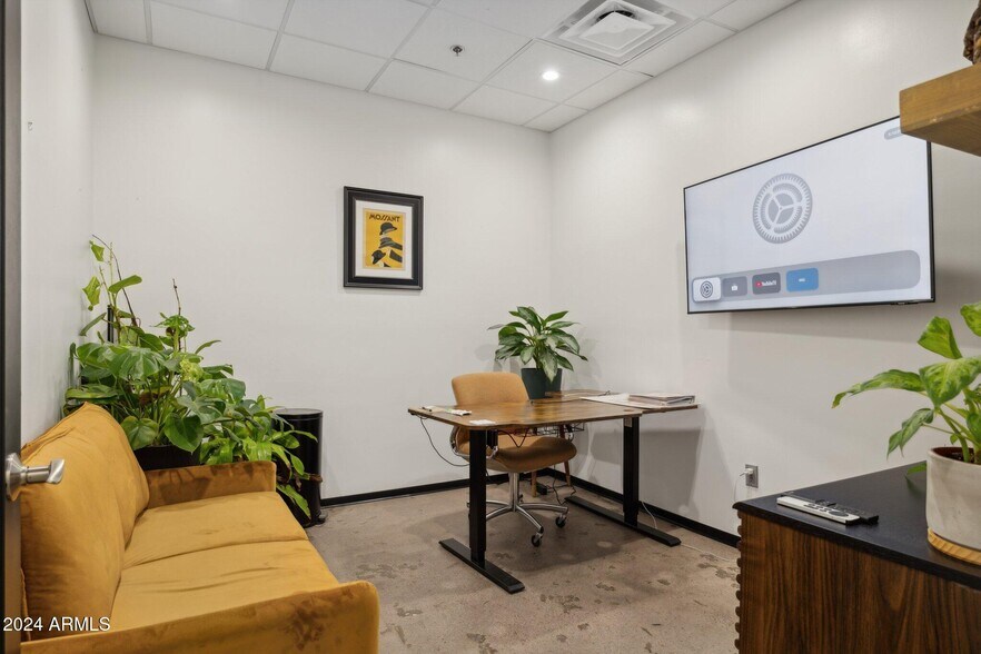 More Photos Of 14201 N Hayden Rd, Scottsdale Showroom For Sale