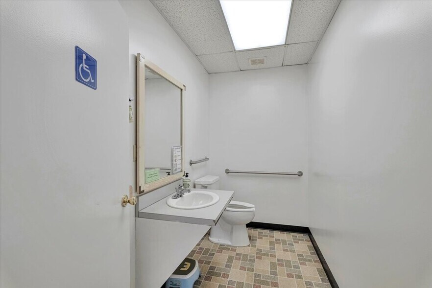 More Photos Of 4 Glenna Dr, Carmel Specialty For Sale