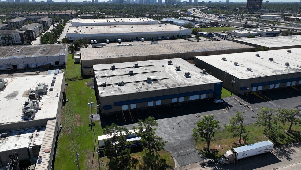 More Photos Of 4005-4007 W 11th St, Houston Distribution For Lease