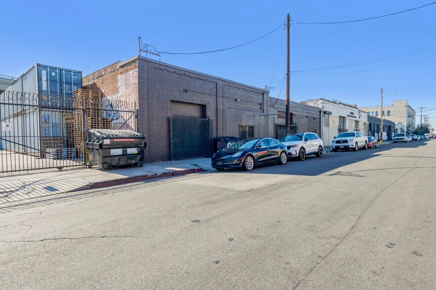 More Photos Of 2448 E 8th St, Los Angeles Warehouse For Lease