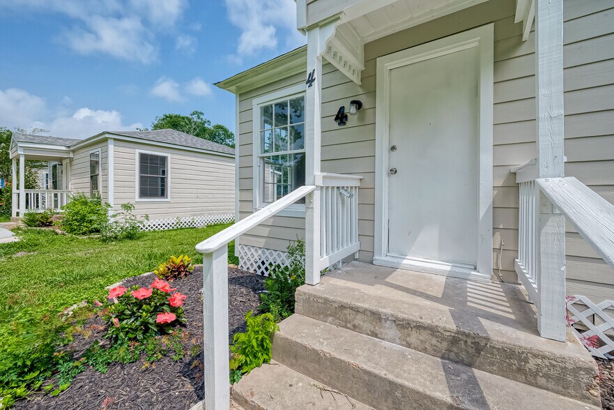 More Photos Of 2207 1/2 Cedar Bayou Rd, Baytown Apartments For Sale