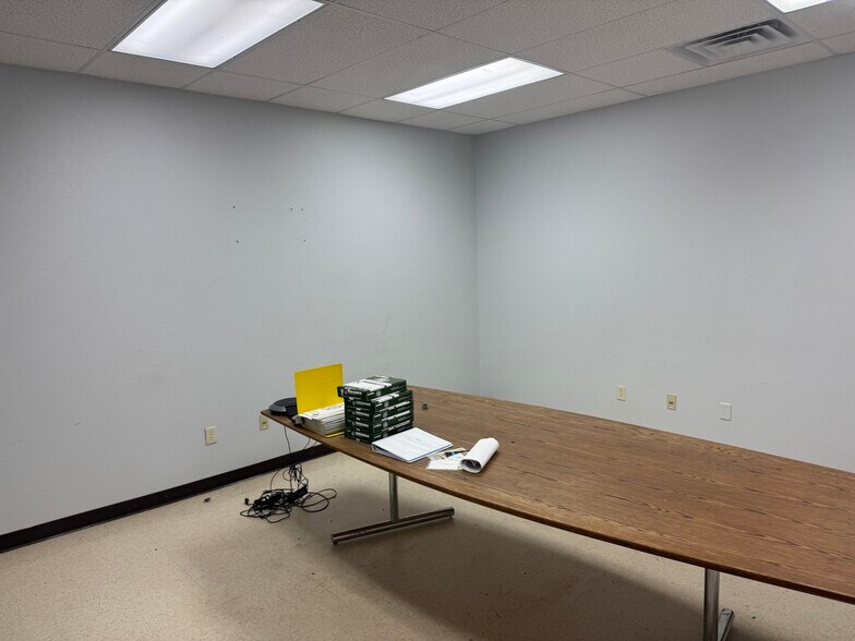 More Photos Of 335 S County Rd W, Odessa Warehouse For Lease