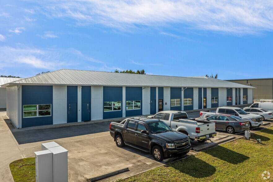 More Photos Of 3054-3076 SE Dominica Ter, Stuart Warehouse For Lease