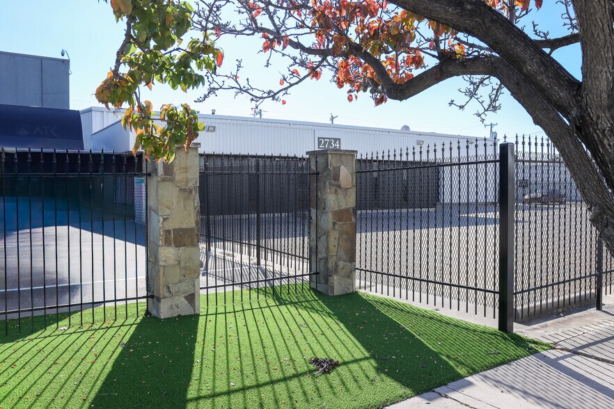 More Photos Of 2734 Burbank St, Dallas Warehouse For Lease