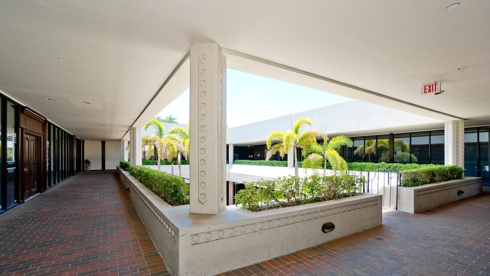 More Photos Of 2033 Wood St, Sarasota Medical For Lease