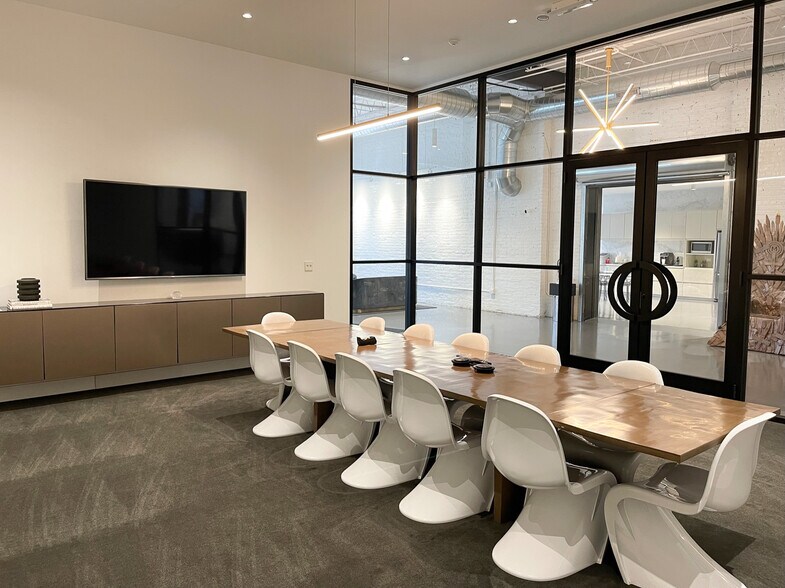 More Photos Of 3921-3925 N Elston Ave, Chicago Light Distribution For Sale