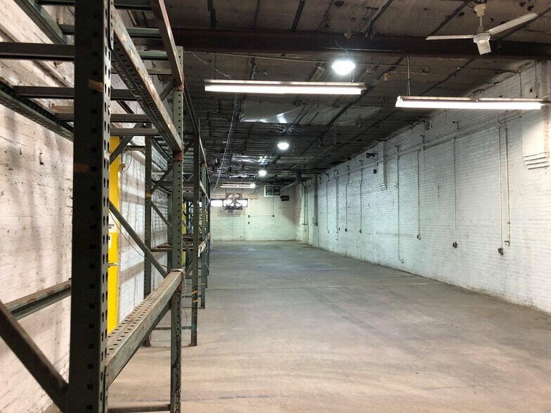 More Photos Of 1715 W Carroll Ave, Chicago Distribution For Lease