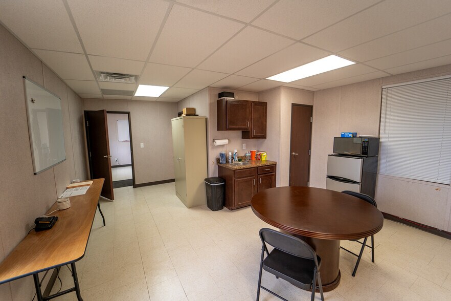 More Photos Of 236 Industrial Park Dr, Victoria Warehouse For Lease