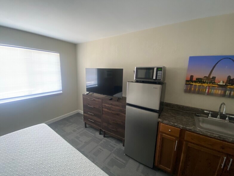 More Photos Of 1 Proactive Dr, New Florence Hotel For Sale