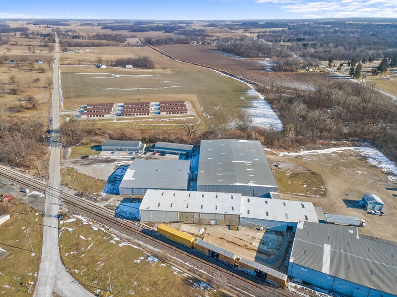 More Photos Of 908-918 E Franklin St, Hartford City Manufacturing For Lease