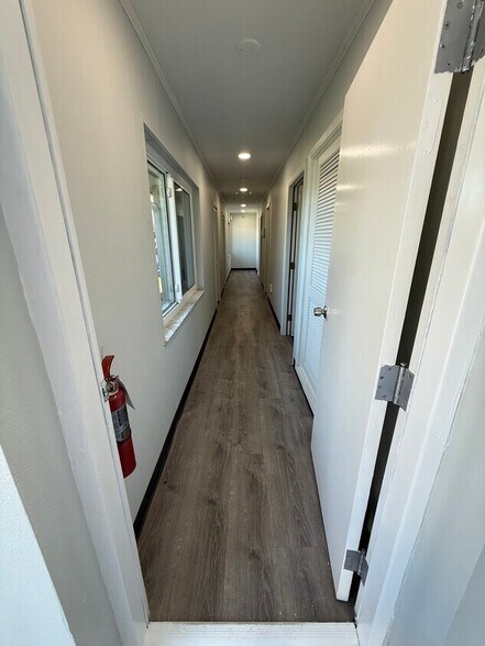 More Photos Of 13939 Lakeshore Blvd, Hudson Medical For Lease