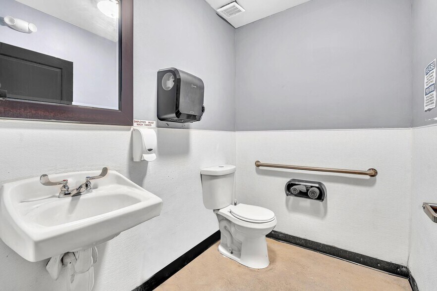 More Photos Of 2770 SW 27th Ave, Miami Freestanding For Lease