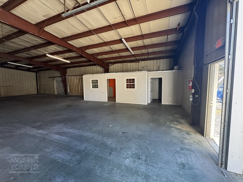 More Photos Of 401 E 1st North St, Summerville Manufacturing For Lease