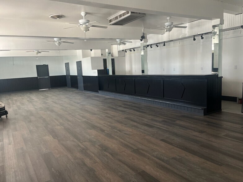 More Photos Of 215 Fairman St, Yuba City Bar For Sale