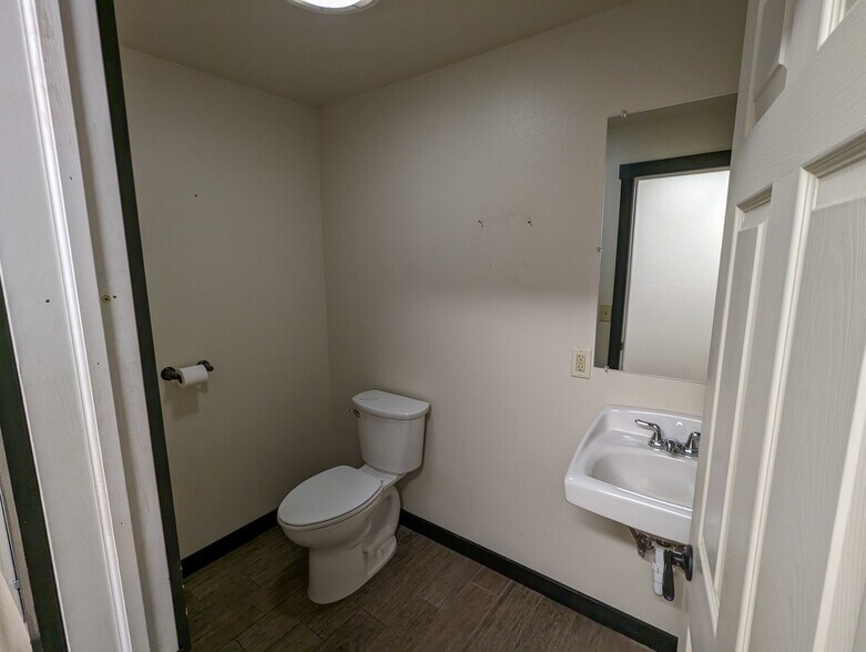 More Photos Of 1112 Adams Ave, La Grande Storefront Retail Office For Sale