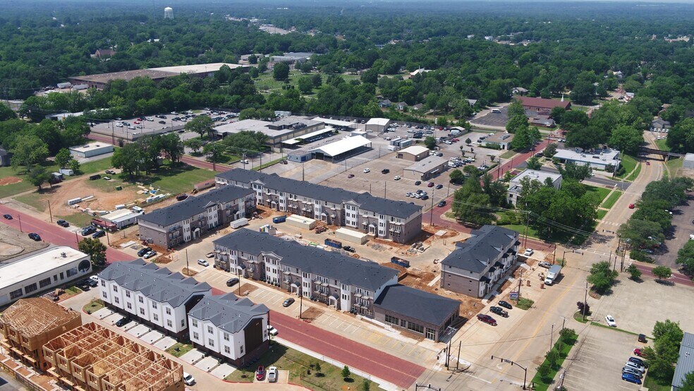 Primary Photo Of 525 W Erwin St, Tyler Restaurant For Lease
