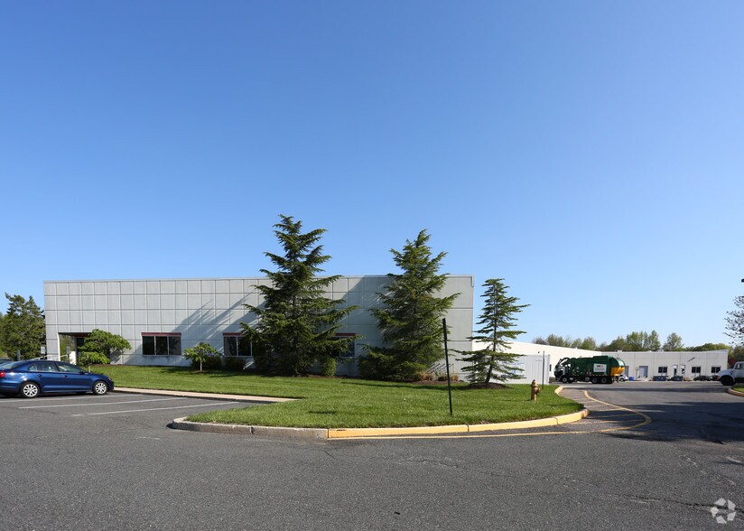 More Photos Of 3 Terri Ln, Burlington Flex For Sale