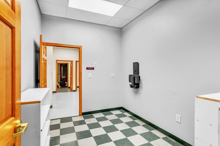 More Photos Of 1361 Memorial Dr, Chicopee Veterinarian Kennel For Sale
