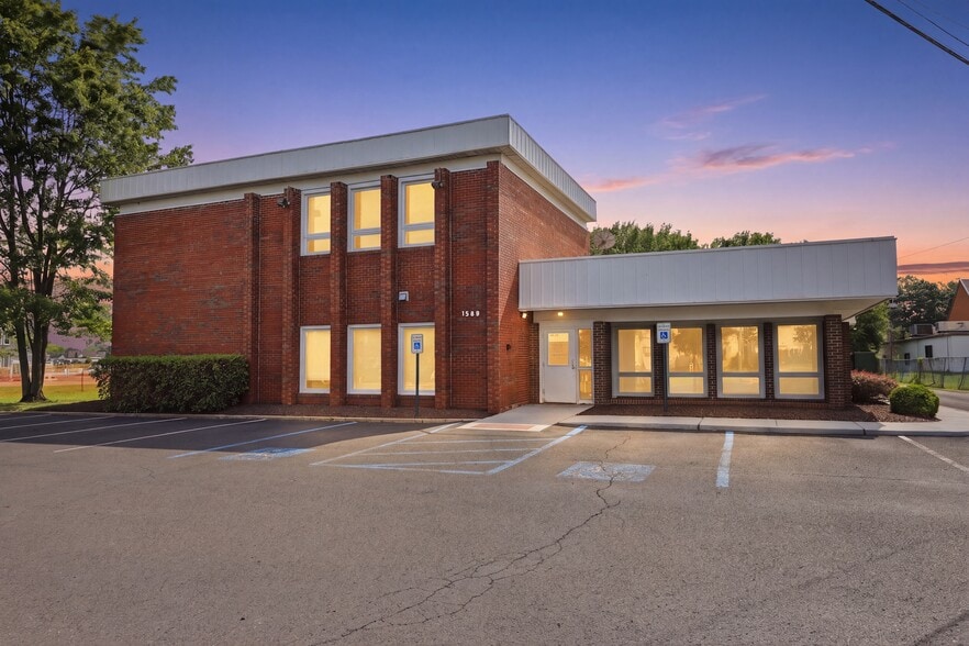 More Photos Of 1568 Woodbourne Rd, Levittown Office For Sale