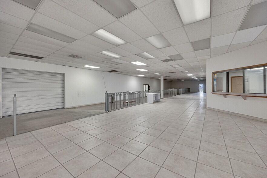 More Photos Of 610 Sainte Genevieve Dr, Sainte Genevieve Auto Dealership For Sale