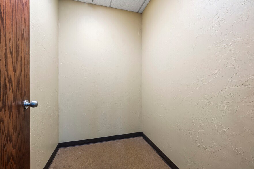 More Photos Of 200 S Quadrum Dr, Oklahoma City Light Manufacturing For Lease