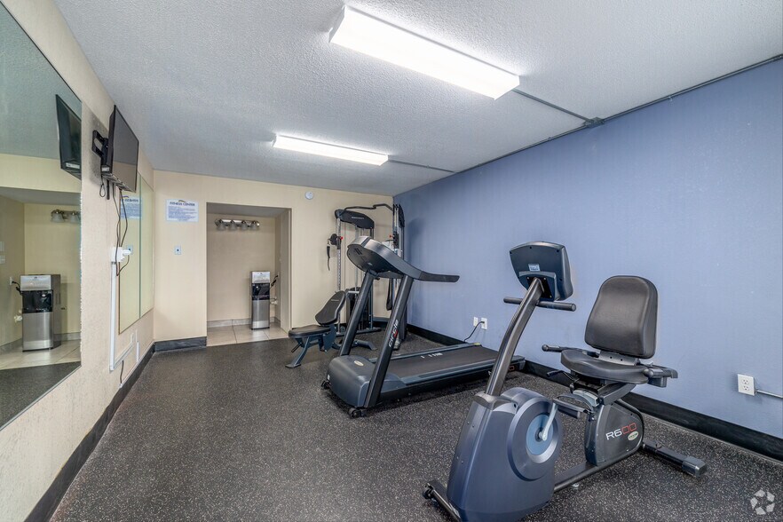 More Photos Of 710 Market St, Cheraw Hotel For Sale