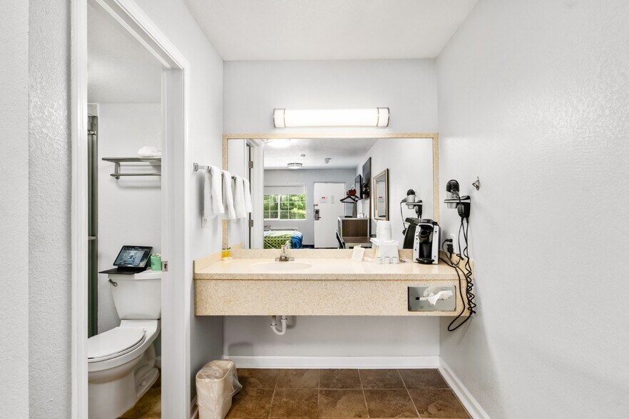 More Photos Of 4029 Marlane Dr, Grove City Hotel For Sale