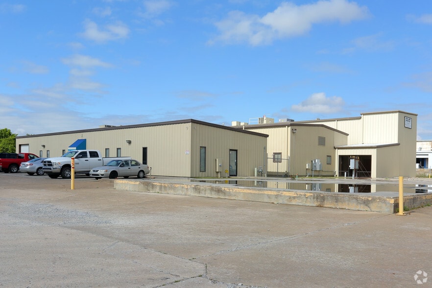 Primary Photo Of 10701 E Ute St, Tulsa Manufacturing For Sale