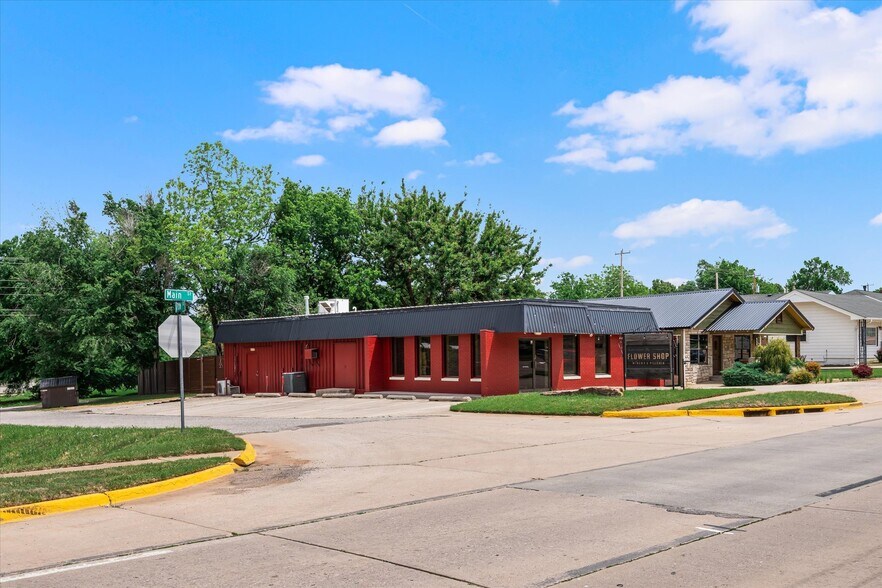 More Photos Of 629 W Main St, Yukon General Retail For Lease