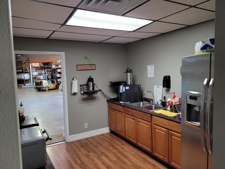 More Photos Of 3500 Dime Cir, Austin Warehouse For Lease