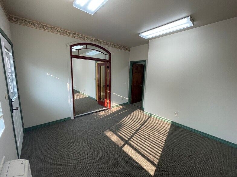 More Photos Of 560 S Commercial Dr, Grand Junction Light Distribution For Lease