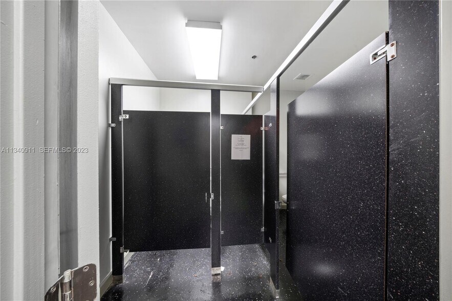 More Photos Of 2585 NW 21st Ter, Miami Warehouse For Lease