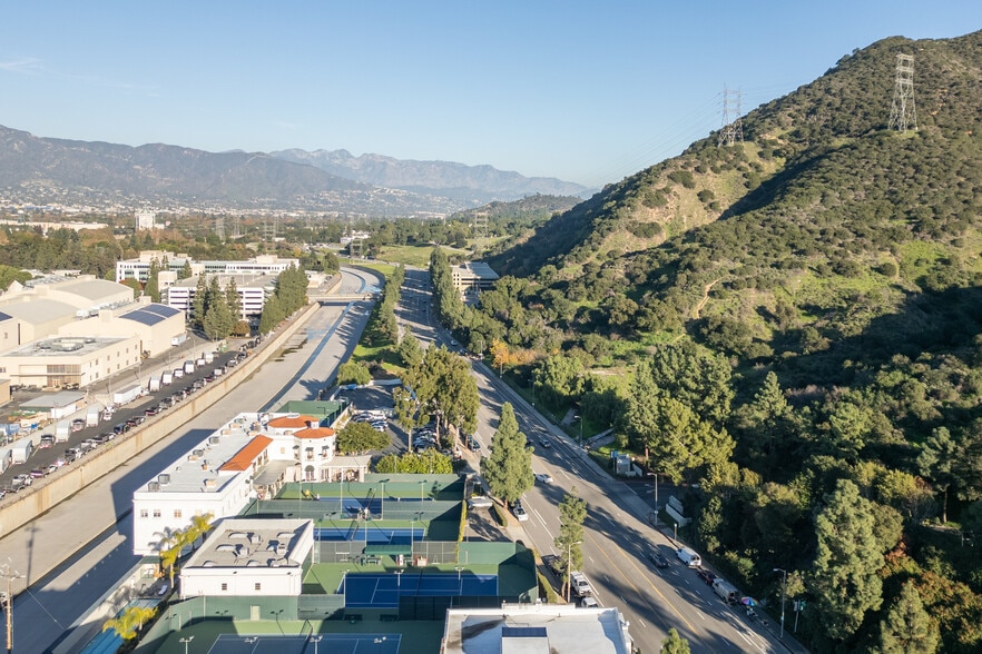 More Photos Of 6711 Forest Lawn Dr, Los Angeles Office For Lease