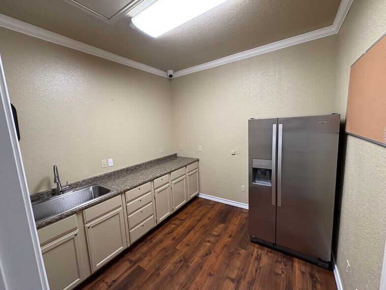 More Photos Of 606 S Harbor Ct, Granbury Office For Lease