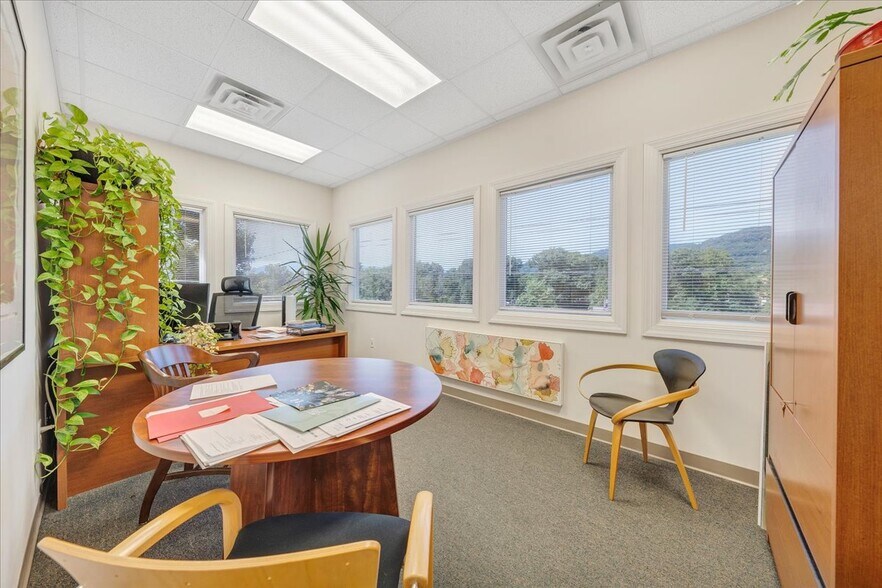 More Photos Of 2408 Electric Rd, Roanoke Medical For Lease