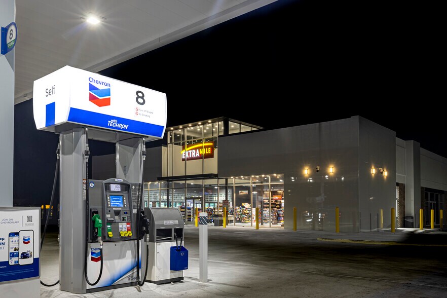 More Photos Of 715 W 4th St, Adel Service Station For Sale