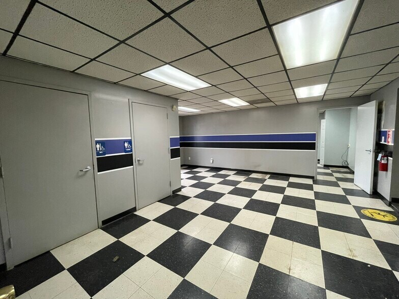 More Photos Of 8621 Fairview Rd, Charlotte Unknown For Lease