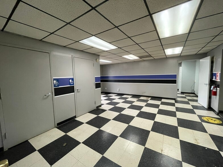 More Photos Of 8621 Fairview Rd, Charlotte Unknown For Lease