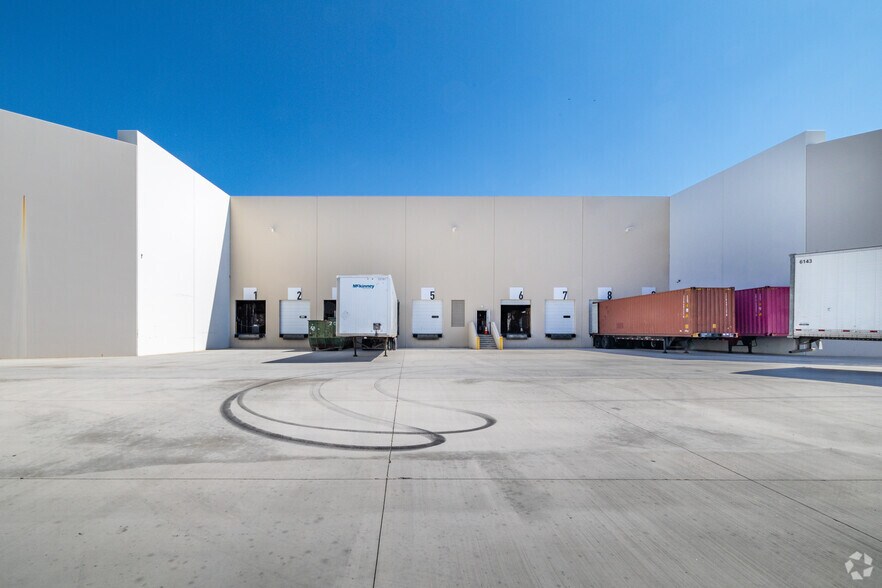 More Photos Of 13977 The Merge St, Eastvale Warehouse For Lease