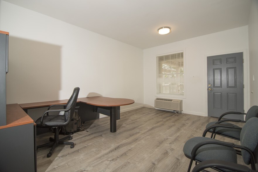 More Photos Of 6478 Putnam Ford Dr, Woodstock Office For Lease